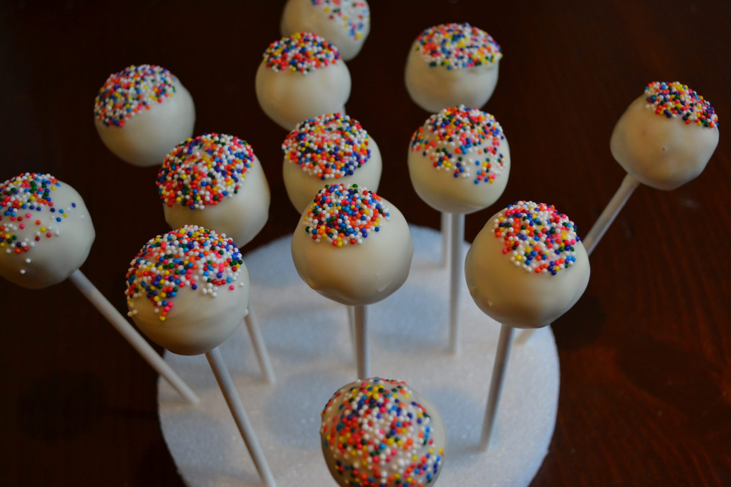 Funfetti Cake Pops – RavieNomNoms